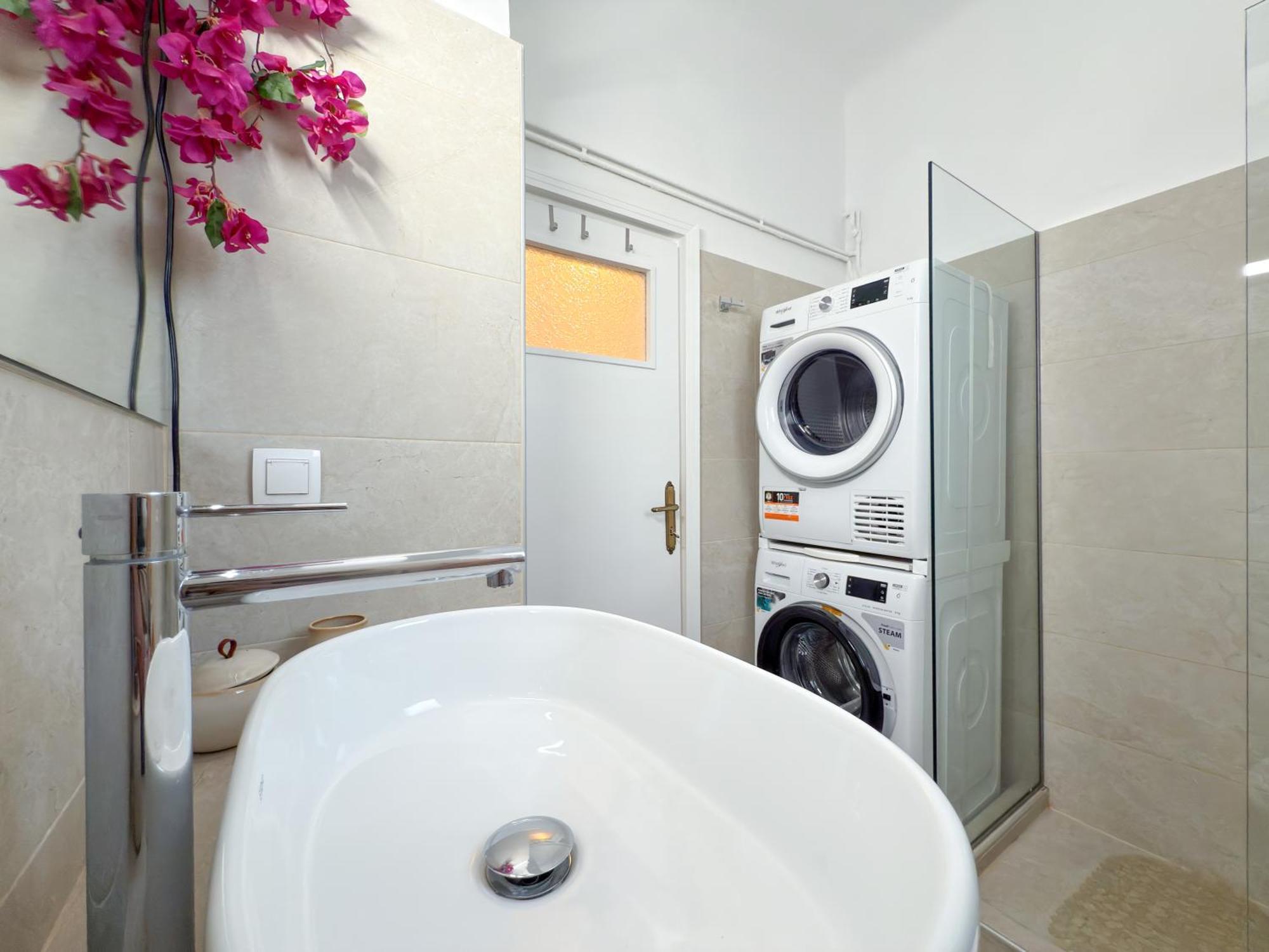 Acropolis View 4 Bedroom Flat *